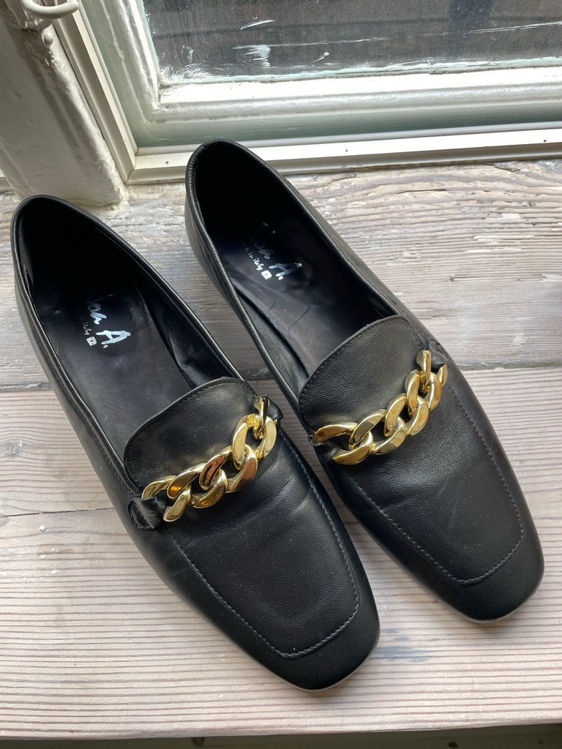 Billede af Black shoes with golden chain