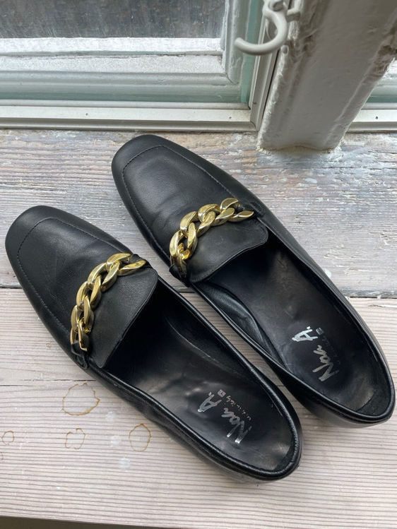 Billede af Black shoes with golden chain