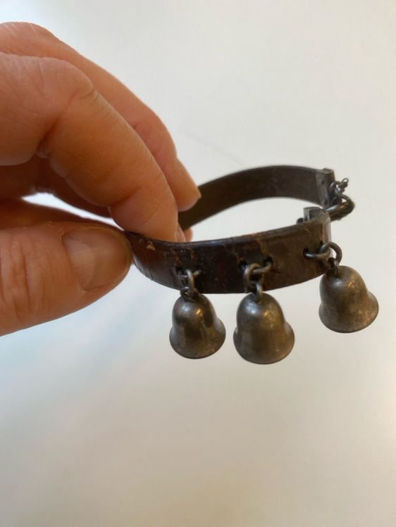 Billede af  Læderarmbånd med klokker